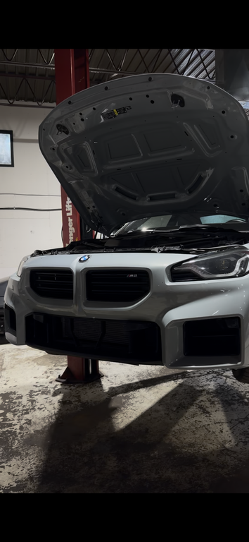 Véhicule dans l'atelier du garage