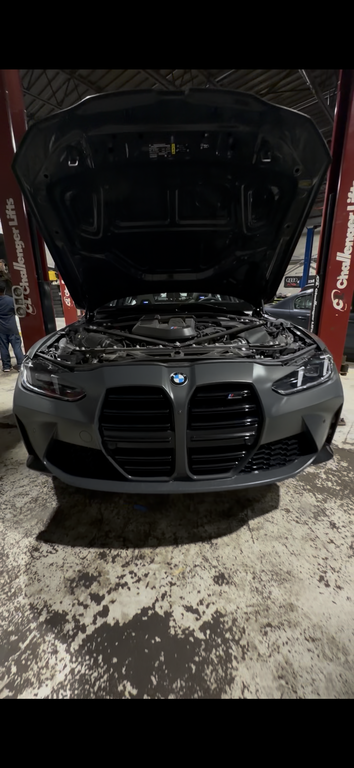 Véhicule dans l'atelier du garage