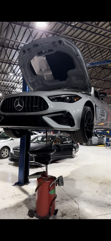 Véhicule dans l'atelier du garage