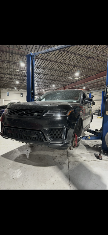 Véhicule dans l'atelier du garage