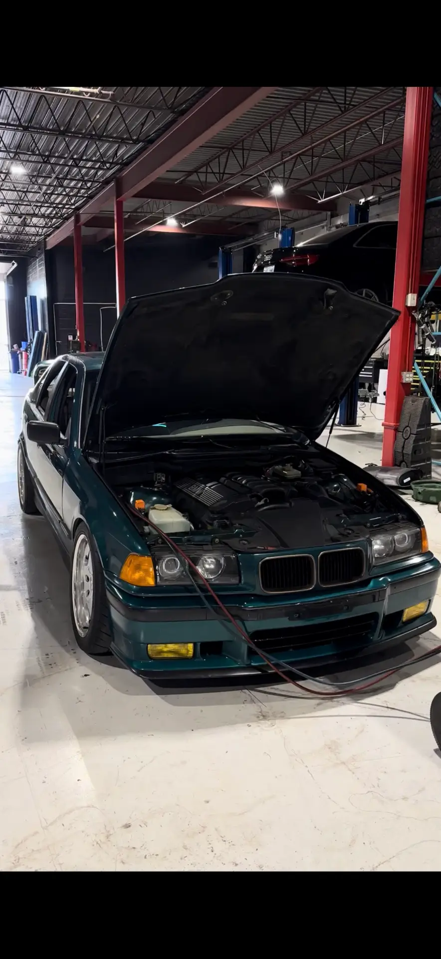 Véhicule dans l'atelier du garage