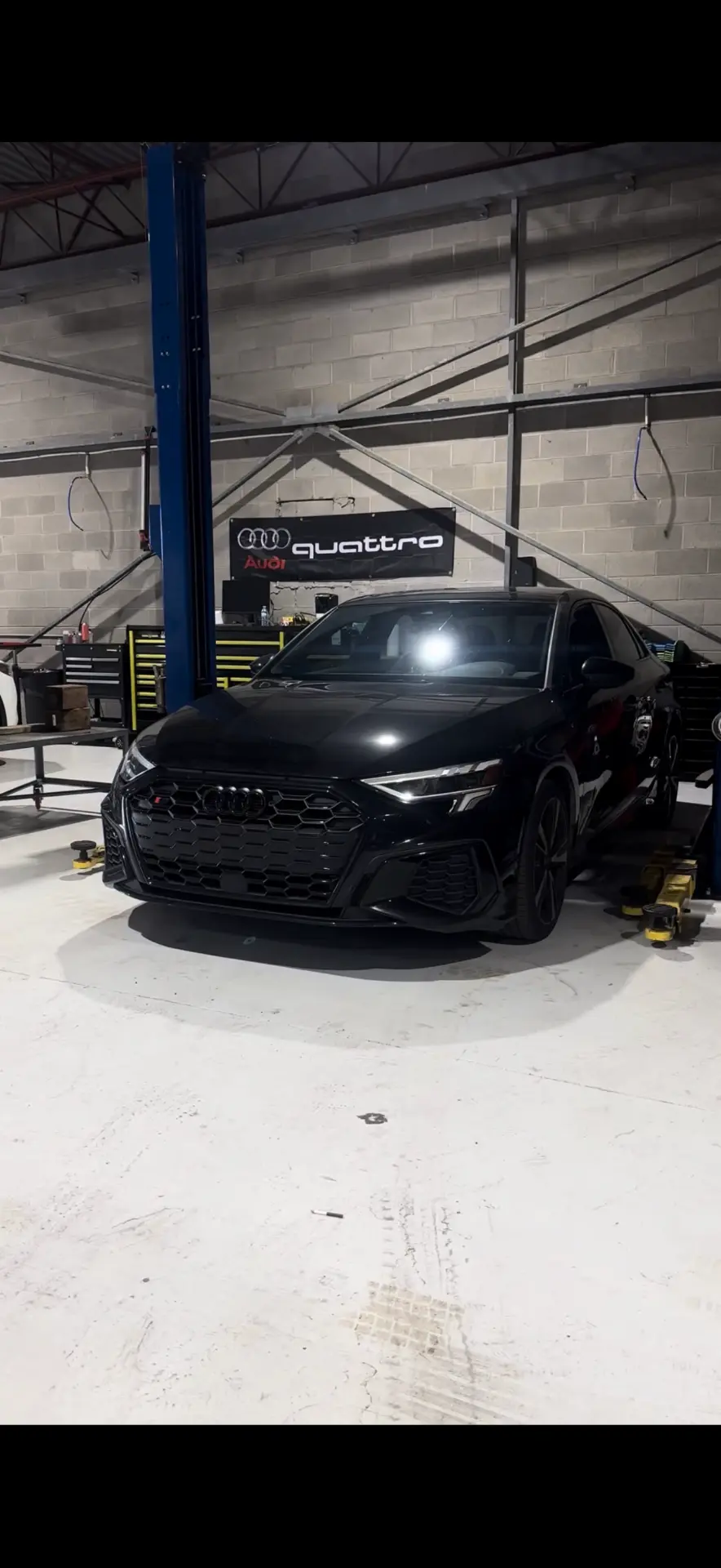 Véhicule dans l'atelier du garage