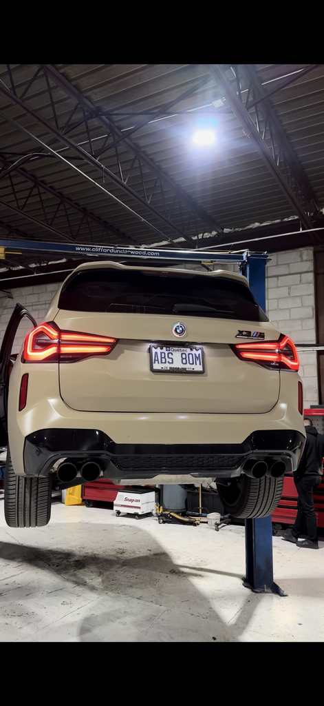 Véhicule dans l'atelier du garage